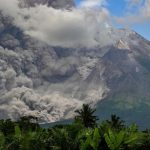 Gunung Merapi erupsi dan mngeluarkan asap